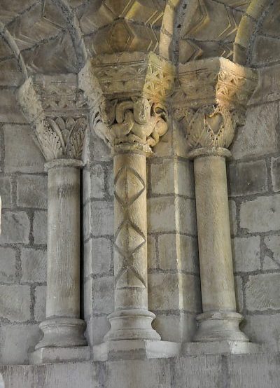 Colonnettes et chapiteaux romans dans l'abside du réfectoire