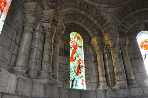Fenêtres, vitrail de Žao Wou–Ki et colonnettes romanes dans l'abside du réfectoire