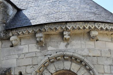 Frise et modillons romans sur la chapelle axiale
