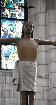 Le Christ en croix au-dessus du chœur