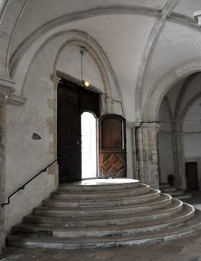 L'entrée de l'église Saint–Pierre