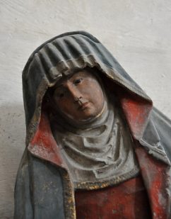 Statue d'une Vierge de pitié