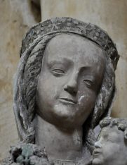 Statue de la Vierge mère au bouquet