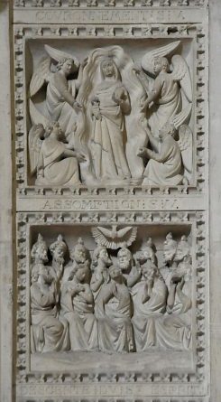 Quinze bas-reliefs illustrent les mystères du Rosaire