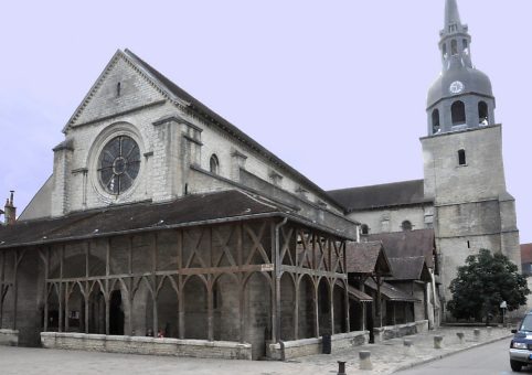 Vue de l'église et du «halloy» (galerie en bois du XIVe siècle)