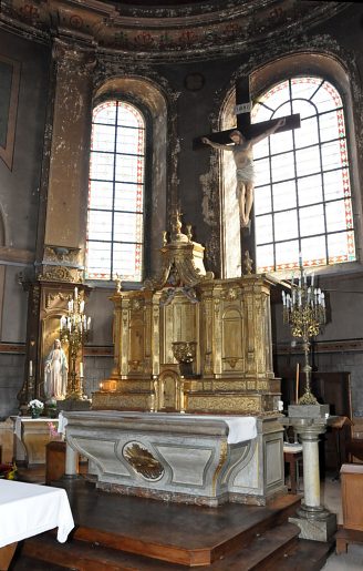 L'autel avec le retable de Jean-Baptiste Bouchardon (XVIIIe siècle).
