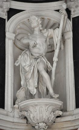 Statue de saint Jean-Baptiste dans sa niche.