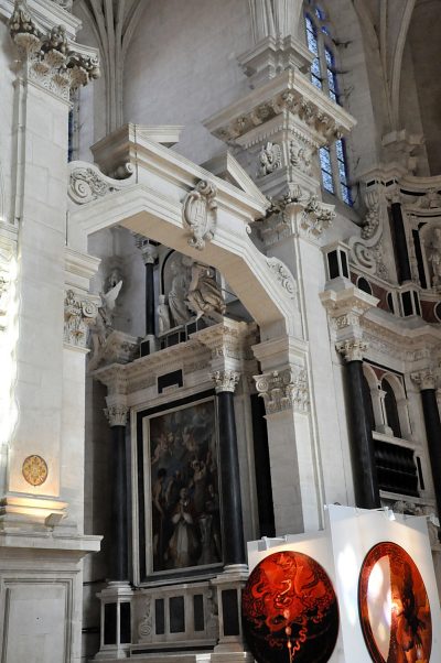 Les chapelles du transept sont séparées de la nef par un étai