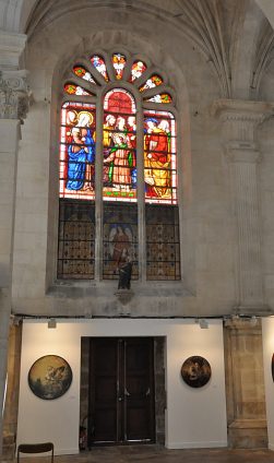 Vitrail et pilastre corinthien dans la nef.