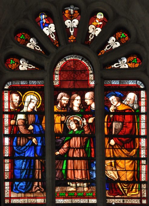Vitrail dans la nef : «Joseph et Marie retrouvent Jésus au temple avec les docteurs de la Loi»