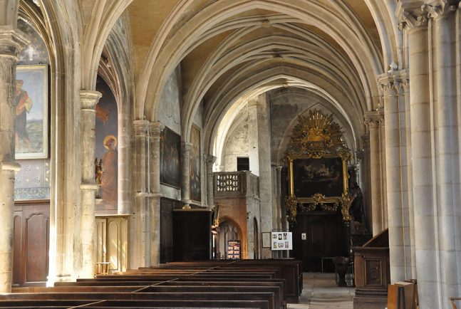 Le bas-côté sud vu depuis le transept avec le tableau du Festin  d'Hérode.