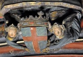 Sous la retombée médiane des arcs d'ogives, deux angelots tiennent un blason avec les armoiries des Baudricourt.