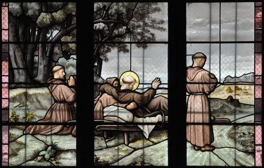 Saint François mourant devant la ville d'Assise, vitrail du  XIXe siècle.