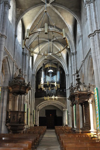 La nef de la basilique vue du chœur.