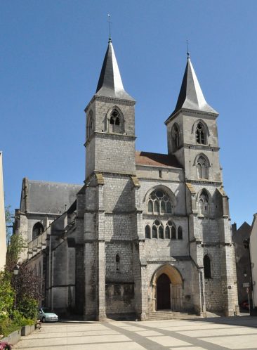 La façade occidentale (XIIIe siècle) et le parvis.