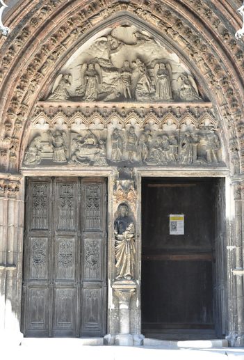 Le portail Saint–Jean, sur le côté sud, est l'entrée principale de la basilique.