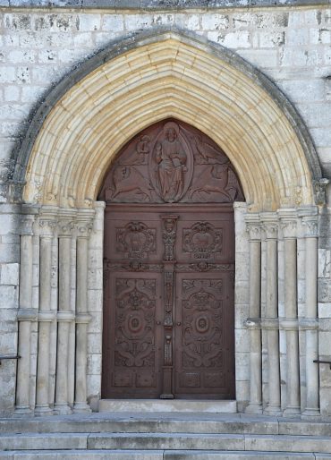 Le portail de la façade occidentale remonte au XIIIe siècle.