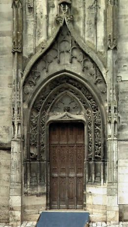 Le portail nord est de style Renaissance (XVIe siècle).