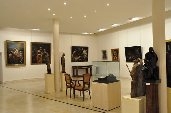 Vue d'ensemble de la grande salle et de ses tableaux.