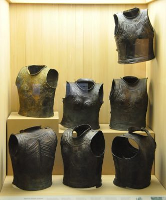 Vitrine des sept cuirasses de Marmesse au musée de Saint-Germain-en-Laye