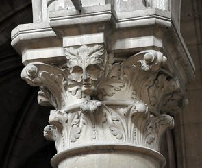 Chapiteau sur un pilier de la nef