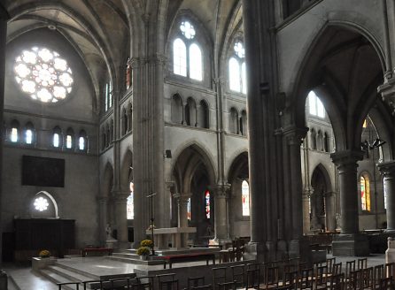 Le transept et son autel de messe, placé là après Vatican II