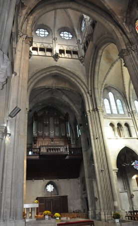 L'orgue dans le transept droit