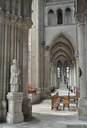 Le bas–côté droit avec la statue du curé d'Ars