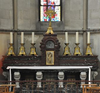 L'autel du Saint Sacrement dans le chœur