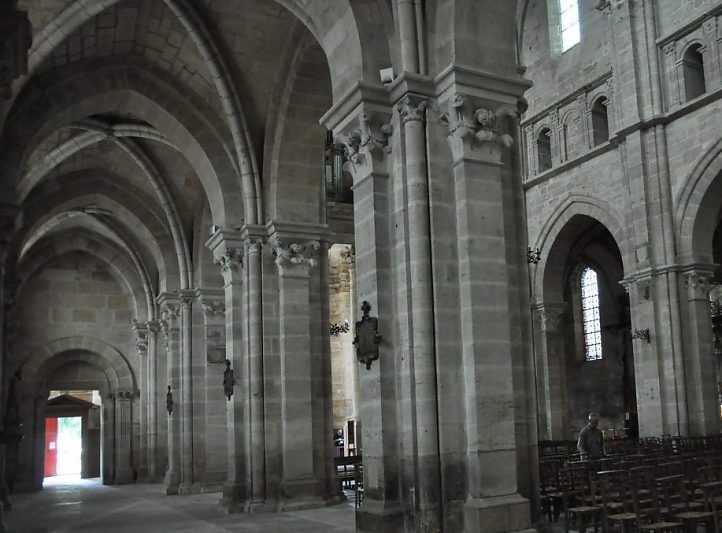 Le bas-ct sud et les piliers cruciformes de la nef