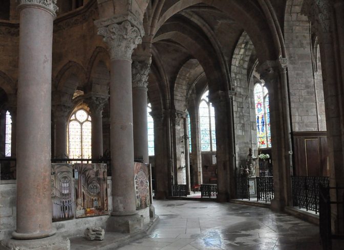 Le déambulatoire de la cathédrale Saint-Mammès