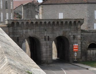 La Porte des Terreaux remplace la Porte d'Enfer, attestée en 1380. 