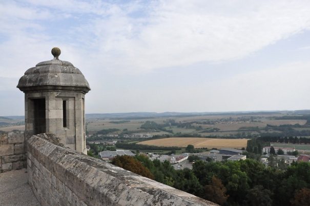 L'échauguette de la Tour Piquante veille sur la campagne langroise au nord–est.