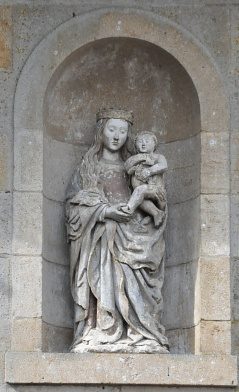 Vierge à l'Enfant dans sa niche (XIVe siècle).