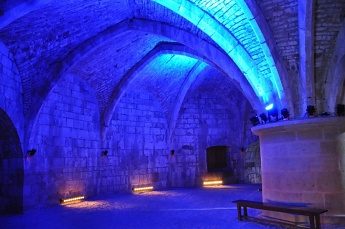 La salle basse de la Tour Navarre (colorée de lumière  bleue)