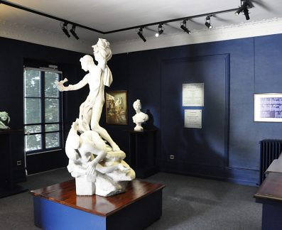 Une salle du rež–de–chaussée avec le «Persée et la Gorgone» de Camille Claudel
