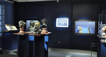 Une salle du musée avec des œuvres de Camille Claudel