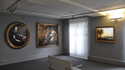 Une vue de la salle du deuxième étage avec ses tableaux.
