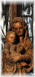 Vierge à l'Enfant devant un vitrail de Maria Elena Vieira Da Silva