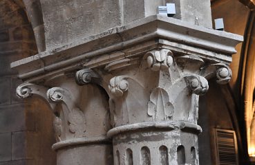 Chapiteau à thème floral sur les colonnes jumelles de la nef.