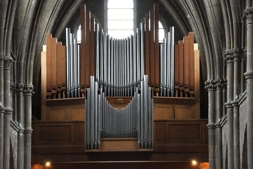 L'orgue de tribune est moderne.