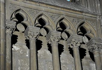 Arceaux trilobés dans le triforium du chœur (gothique rayonnant).