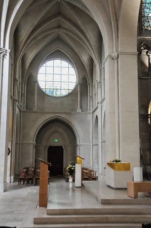 Le transept et son grand oculus qui reçoit un vitrail moderne.