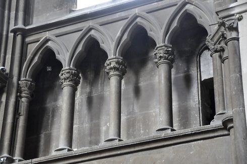 Triforium à quatre arceaux et à redents trilobés dans la nef.