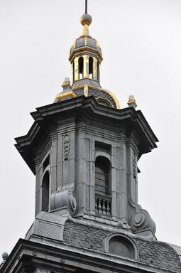 Le clocher est surmonté d'un lanternon construit pour remplacer la flèche abattue par un ouragan en déc. 1711.