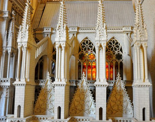 La cathédrale idéale de Viollet–le–Duc : les arcs–boutants et les pinacles sur le côté de la cathédrale.