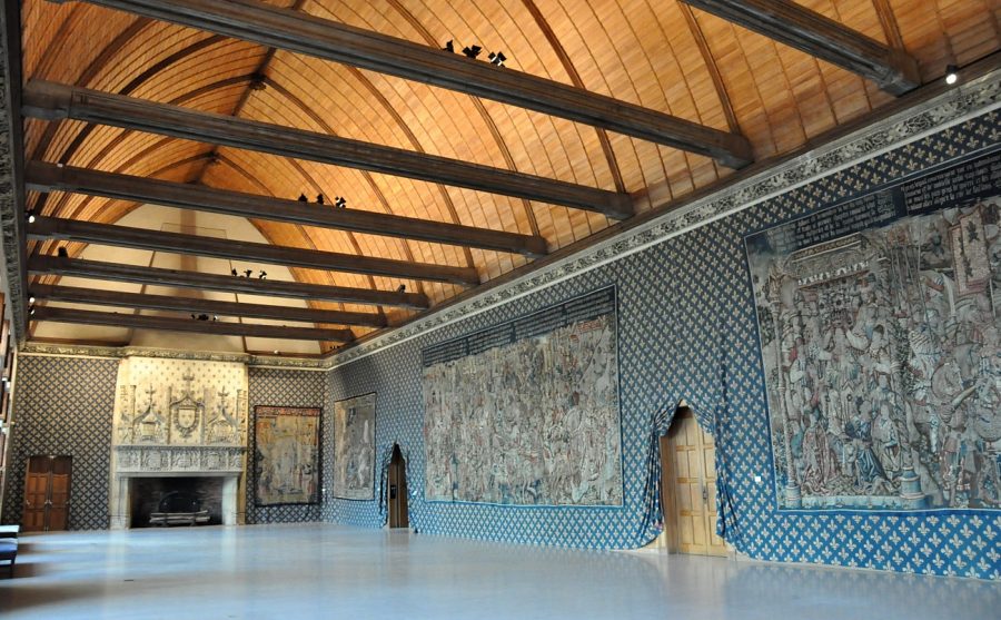 La salle du Festin avec sa grande cheminée de 1498 et ses tapisseries des XVe et XVIIe siècles.