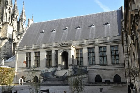 La cour d'honneur jouxte la cathédrale (que l'on voit sur la gauche).