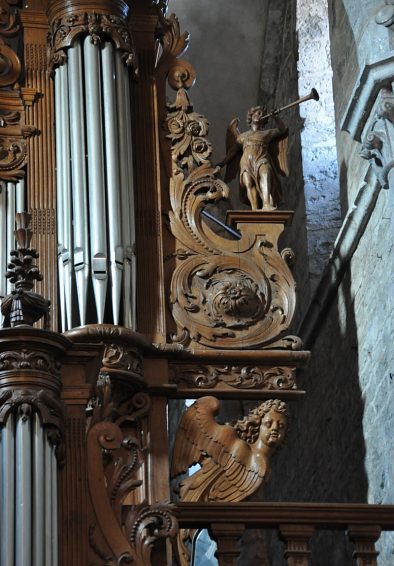 Ornementation droite de l'orgue de tribune avec son ange trompettiste