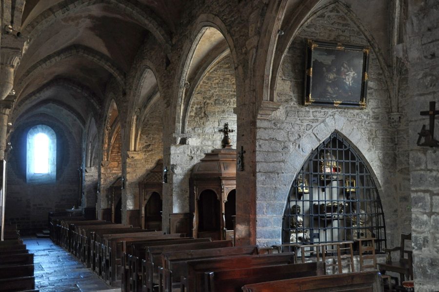 Chapelles latérales nord vues du transept avec sa série de confessionnaux
